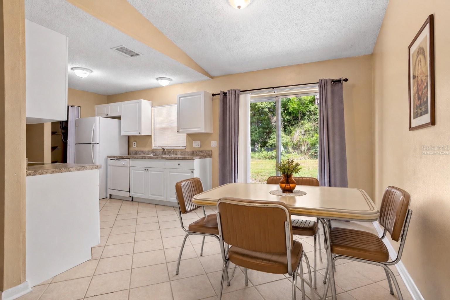PALM LAKES ESTATES - Residential Income