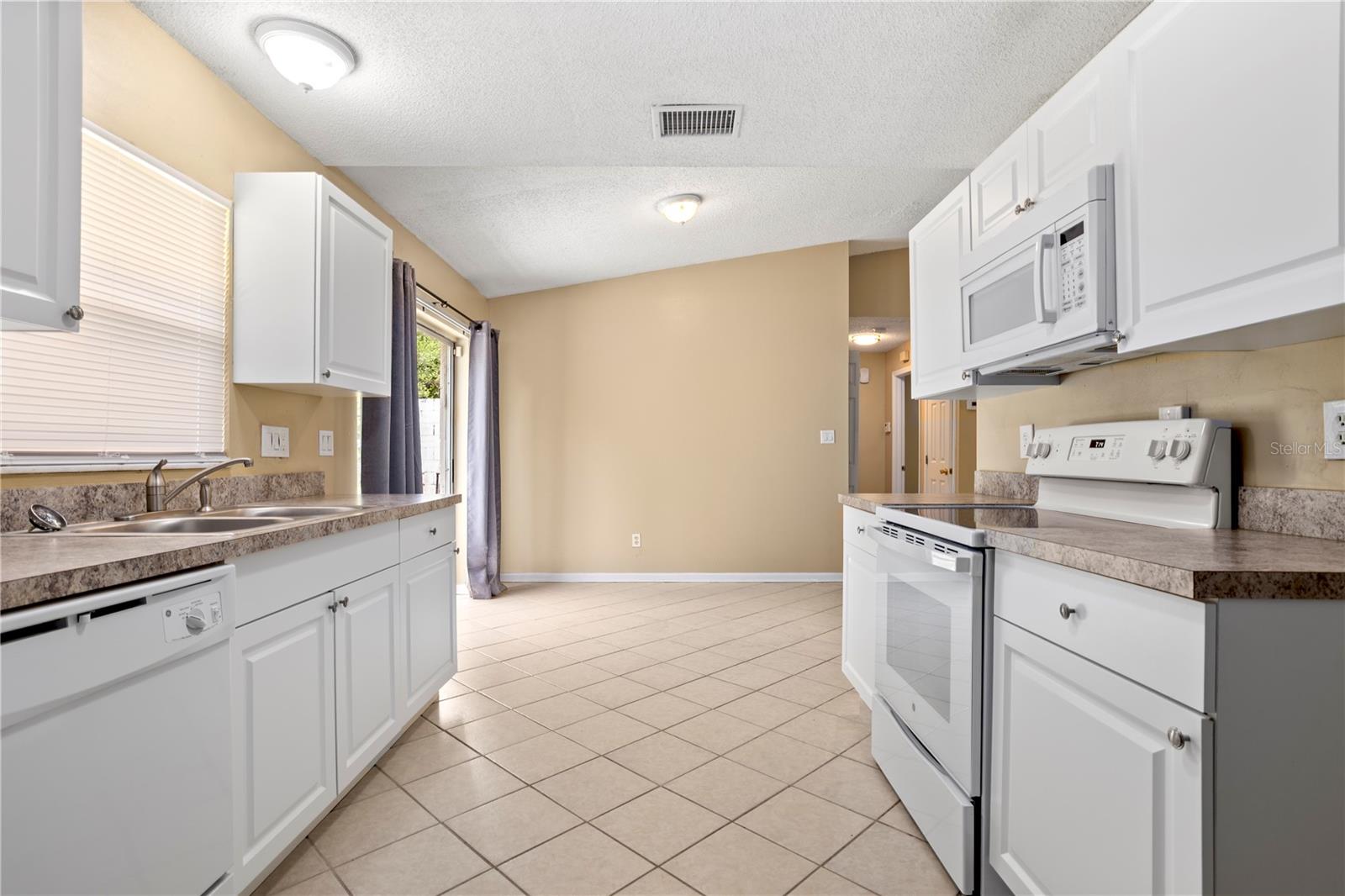 PALM LAKES ESTATES - Residential Income