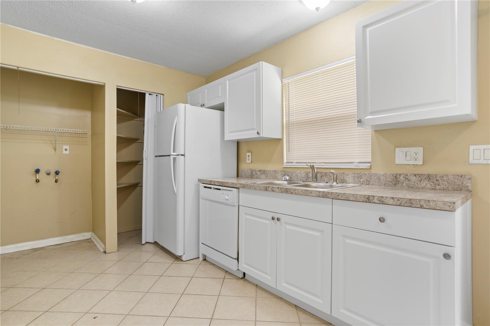 PALM LAKES ESTATES - Residential Income