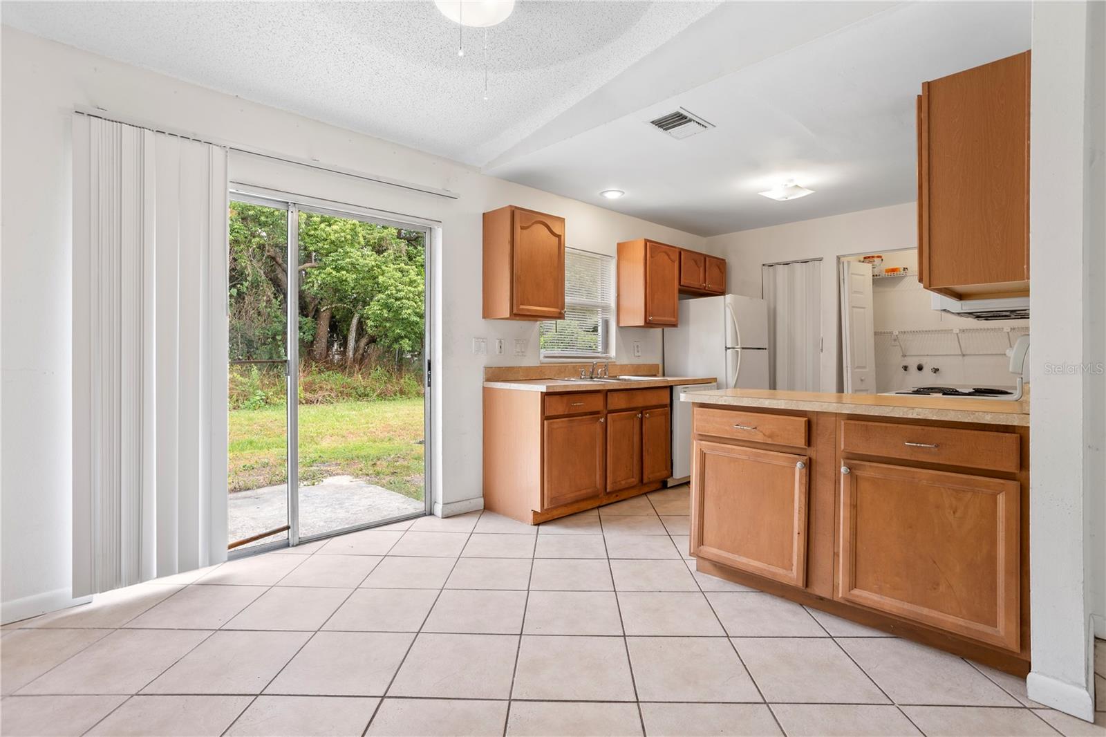 PALM LAKES ESTATES - Residential Income