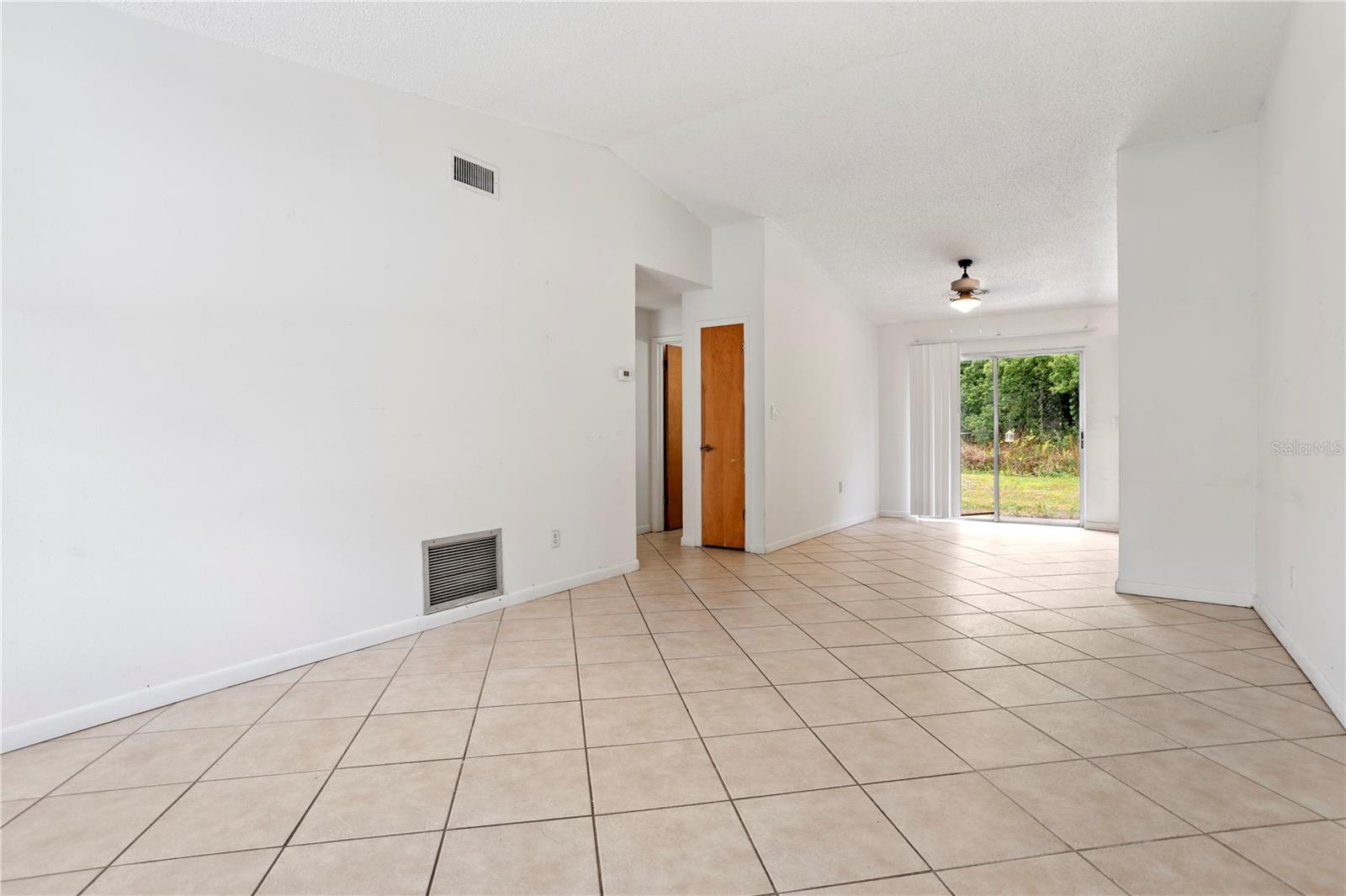 PALM LAKES ESTATES - Residential Income