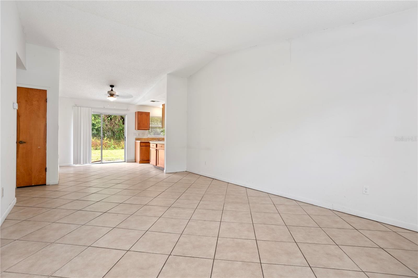 PALM LAKES ESTATES - Residential Income