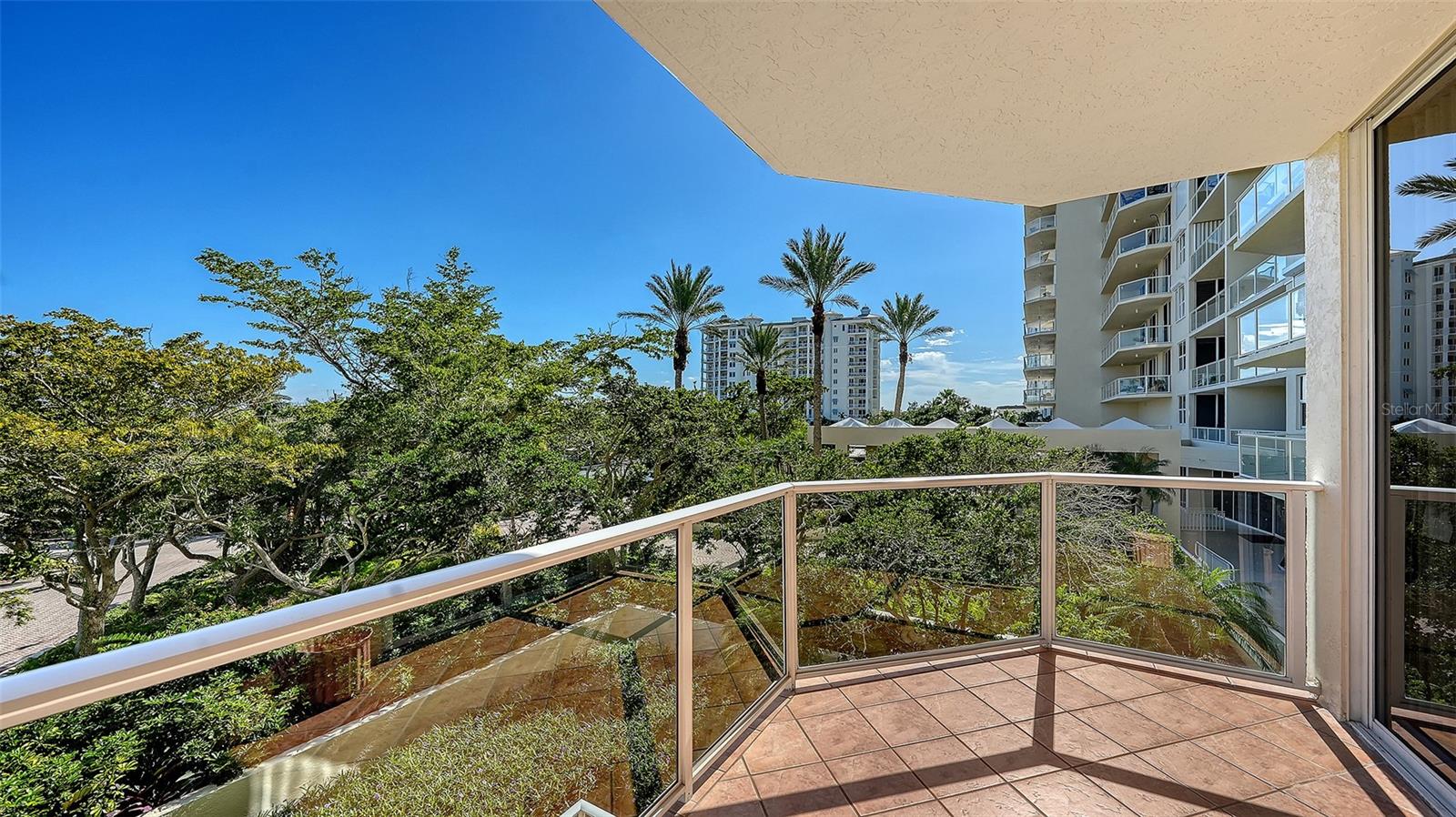 L ELEGANCE ON LIDO BEACH - Residential