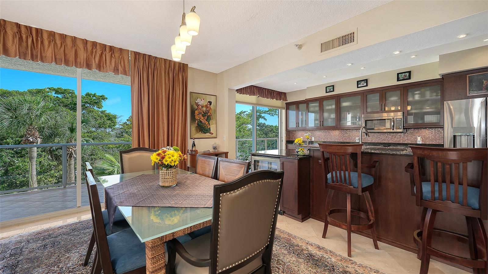 L ELEGANCE ON LIDO BEACH - Residential