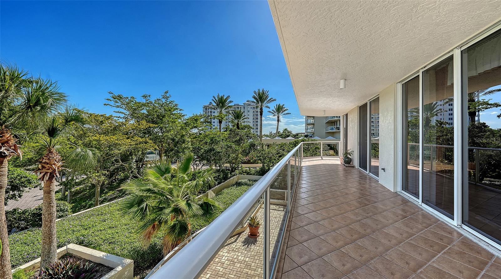 L ELEGANCE ON LIDO BEACH - Residential