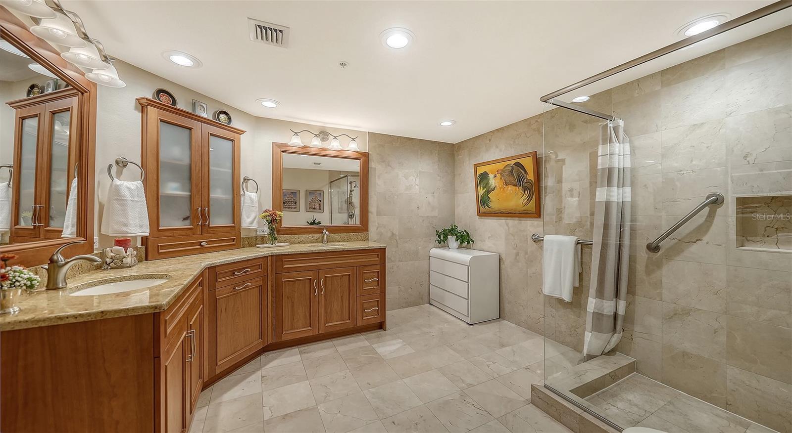 L ELEGANCE ON LIDO BEACH - Residential