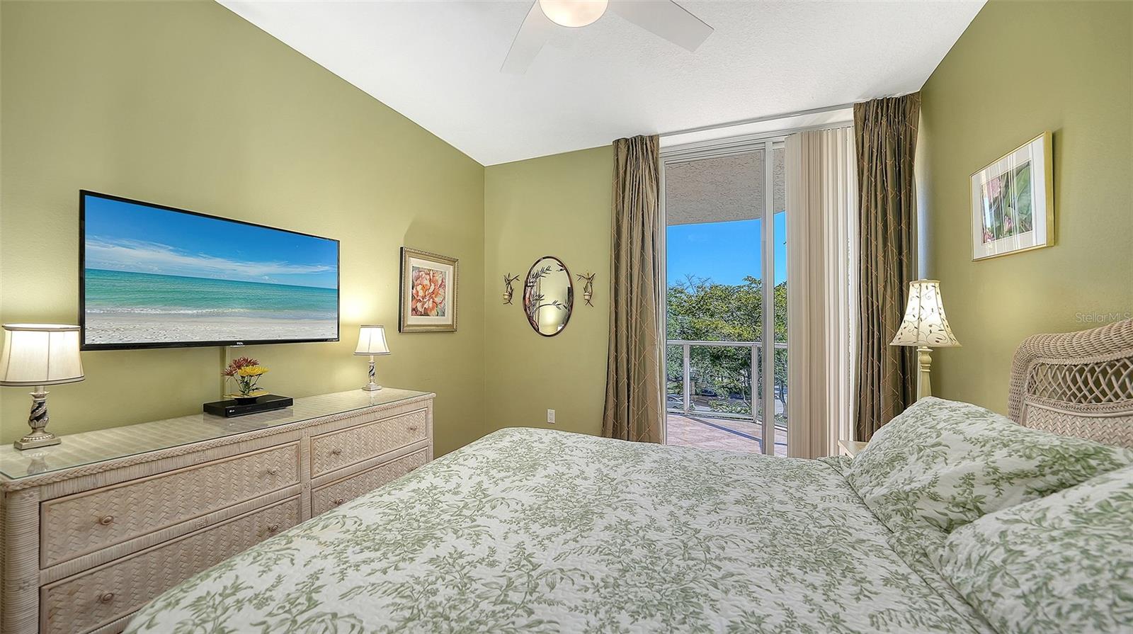 L ELEGANCE ON LIDO BEACH - Residential