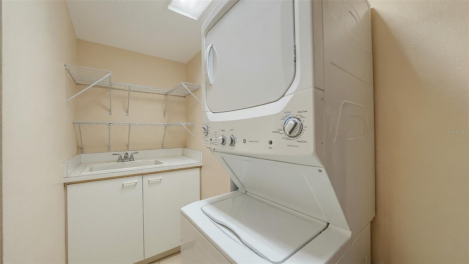 L ELEGANCE ON LIDO BEACH - Residential