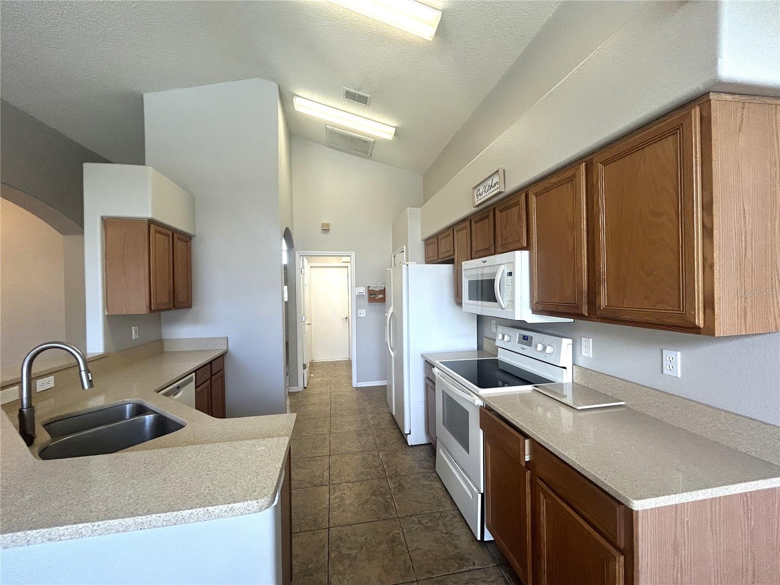 MEADOW POINTE PRCL 08 - Residential Lease