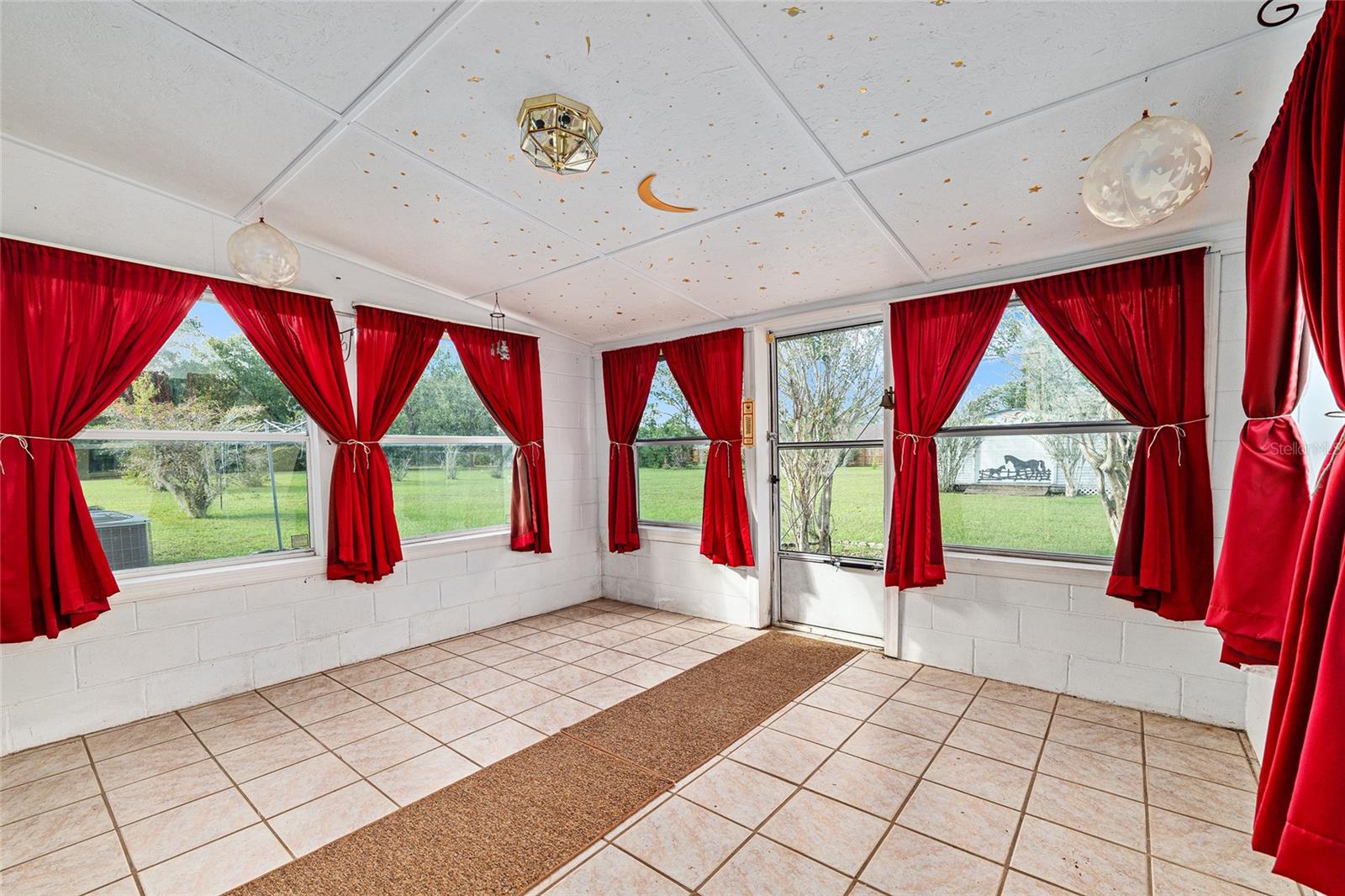 SMITH LAKE ESTATE - Residential