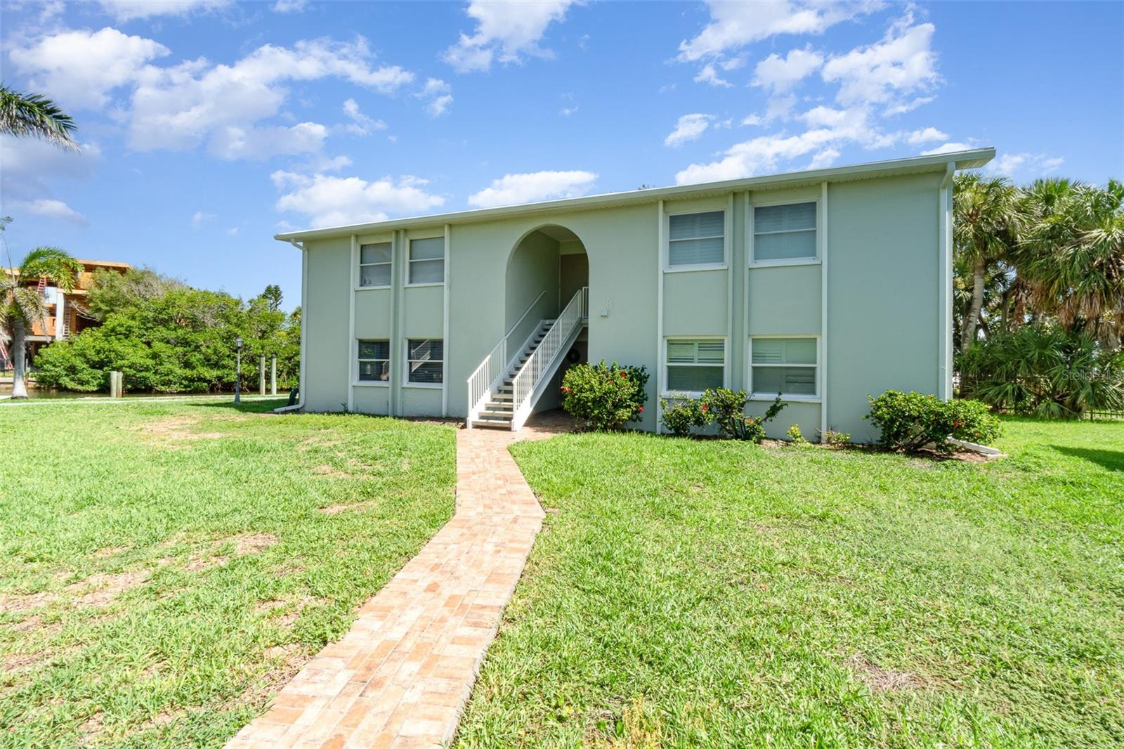 522 PINE AVENUE 8B