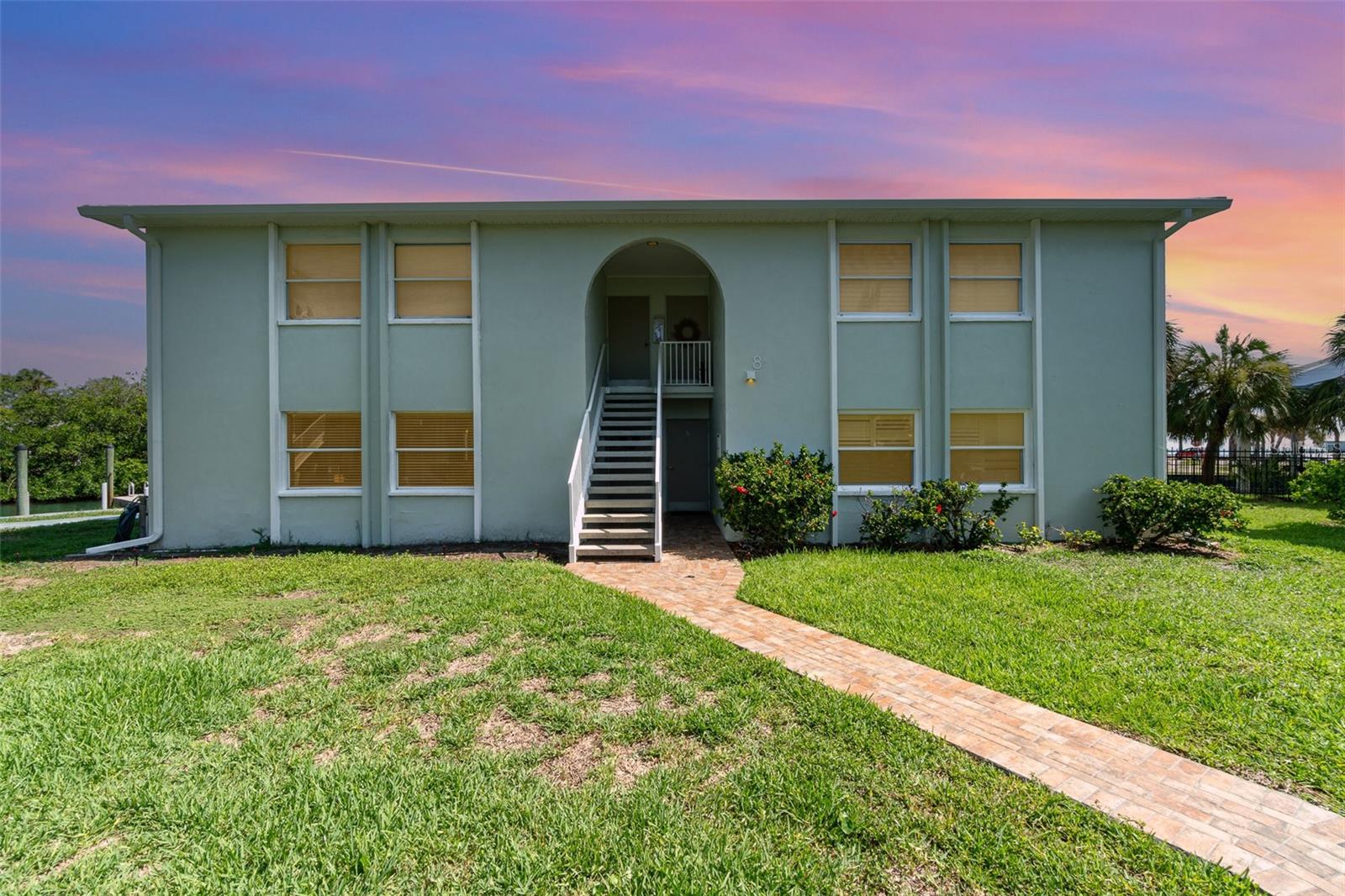522 PINE AVENUE 8B