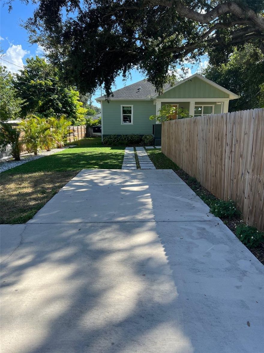Great location in Seminole heights. great condition  front porch, low yard maintenance.
Spacious rooms, High Ceilings, open floor plans.
Minutes to HWY 275, Hwy 75 & Hard rock casino.
15 Min to Tampa International Airport, University of S. Florida, Busch Gardens & hospitals