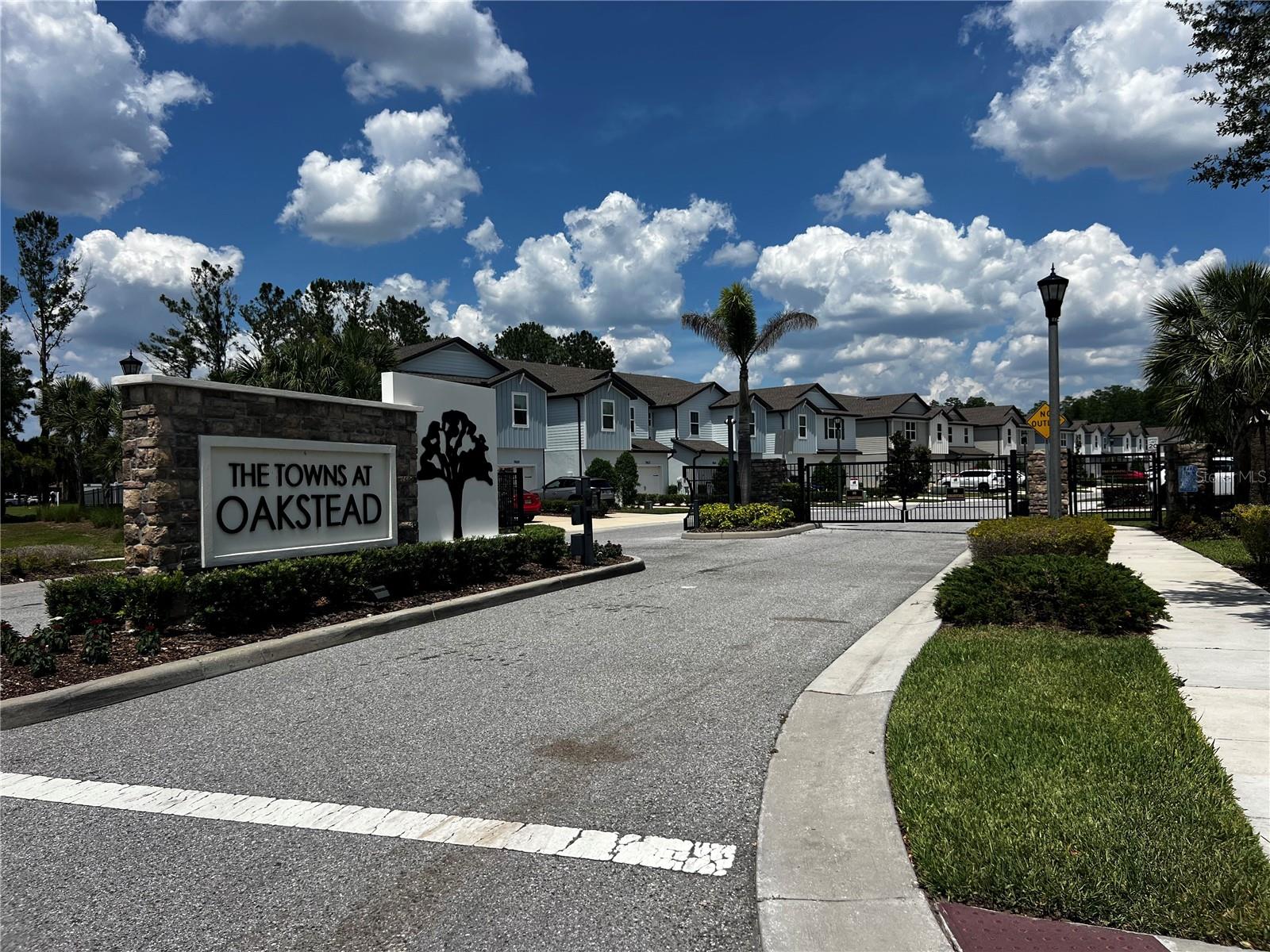 OAKSTEAD TOWNHOMES PB 81 PG 011 BLOCK 6 LOT 2 - Residential