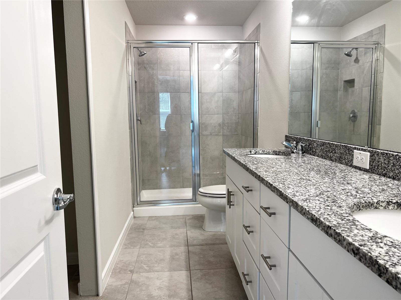OAKSTEAD TOWNHOMES PB 81 PG 011 BLOCK 6 LOT 2 - Residential