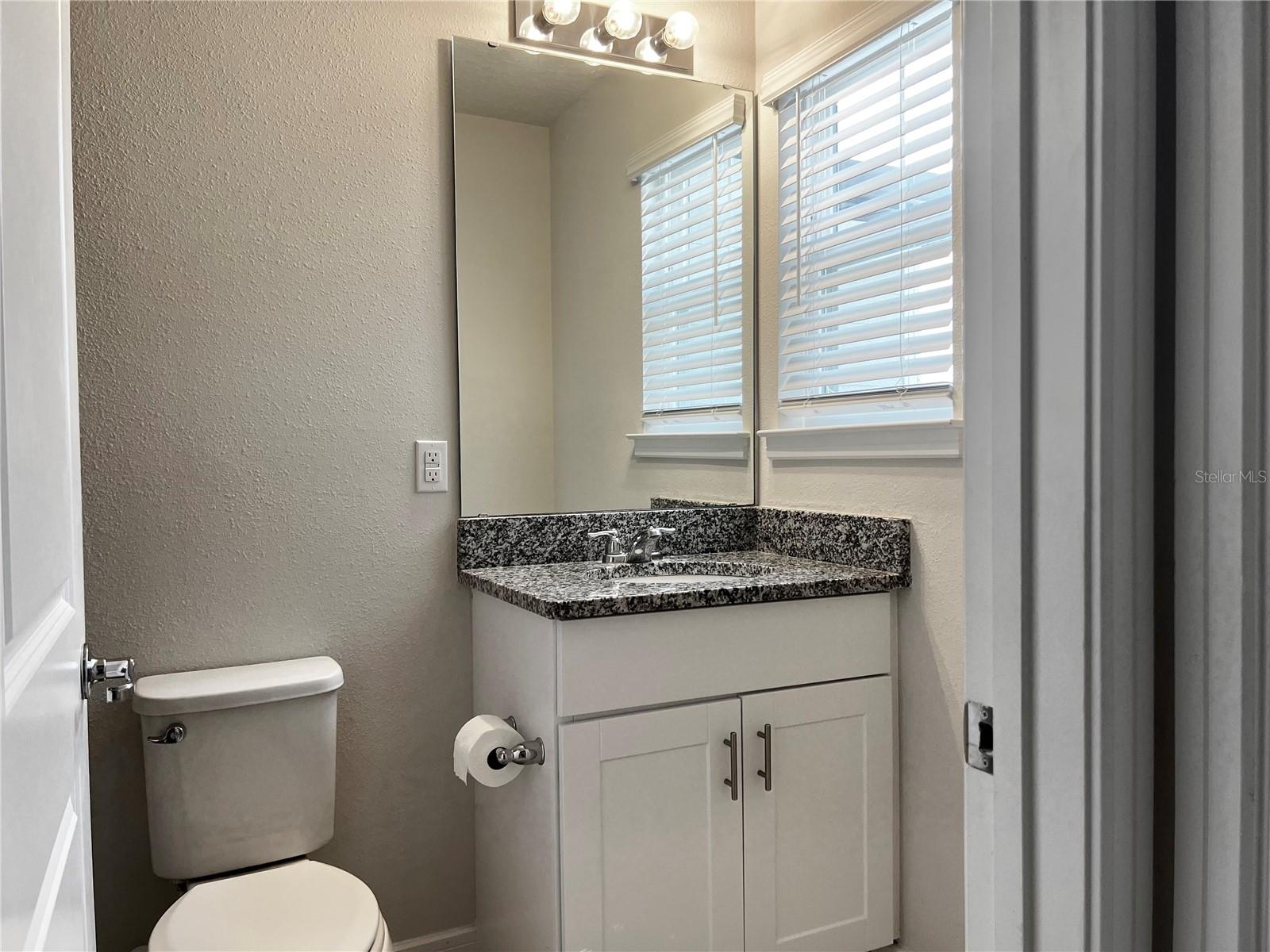 OAKSTEAD TOWNHOMES PB 81 PG 011 BLOCK 6 LOT 2 - Residential