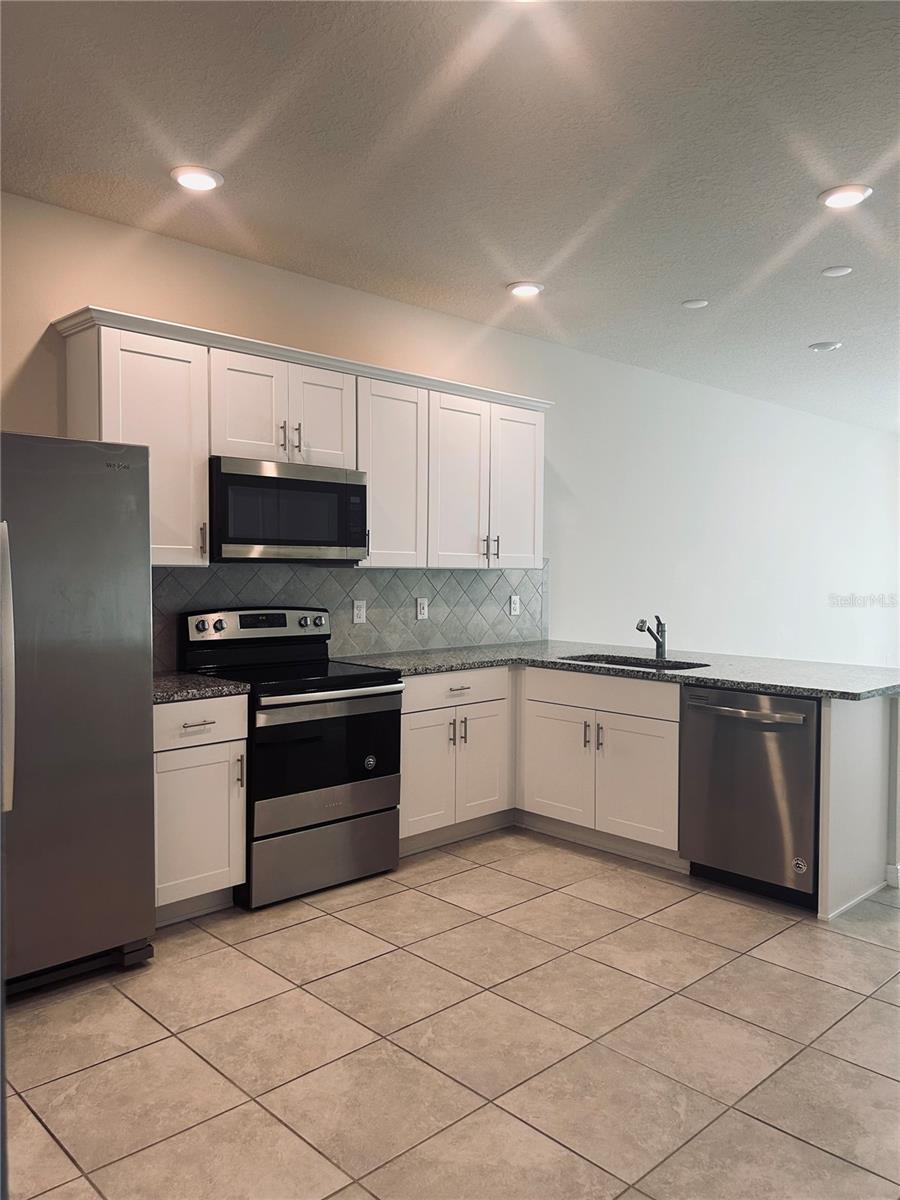 OAKSTEAD TOWNHOMES PB 81 PG 011 BLOCK 6 LOT 2 - Residential