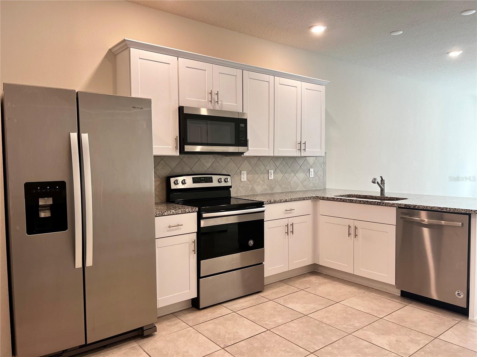 OAKSTEAD TOWNHOMES PB 81 PG 011 BLOCK 6 LOT 2 - Residential