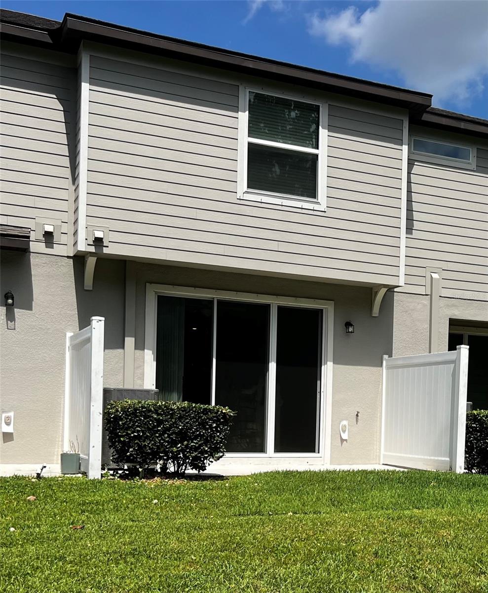 OAKSTEAD TOWNHOMES PB 81 PG 011 BLOCK 6 LOT 2 - Residential