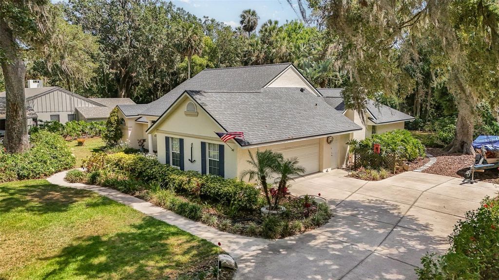 Photo of 16730 Beauclaire Court, Tavares, FL 32778 (MLS # G5110874)