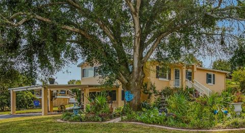Photo of 5426 Griffin View Drive, Lady Lake, FL 32159 (MLS # TB8431357) Photo of 5426 Griffin View Drive, Lady Lake, FL 32159 (MLS # TB8431357)