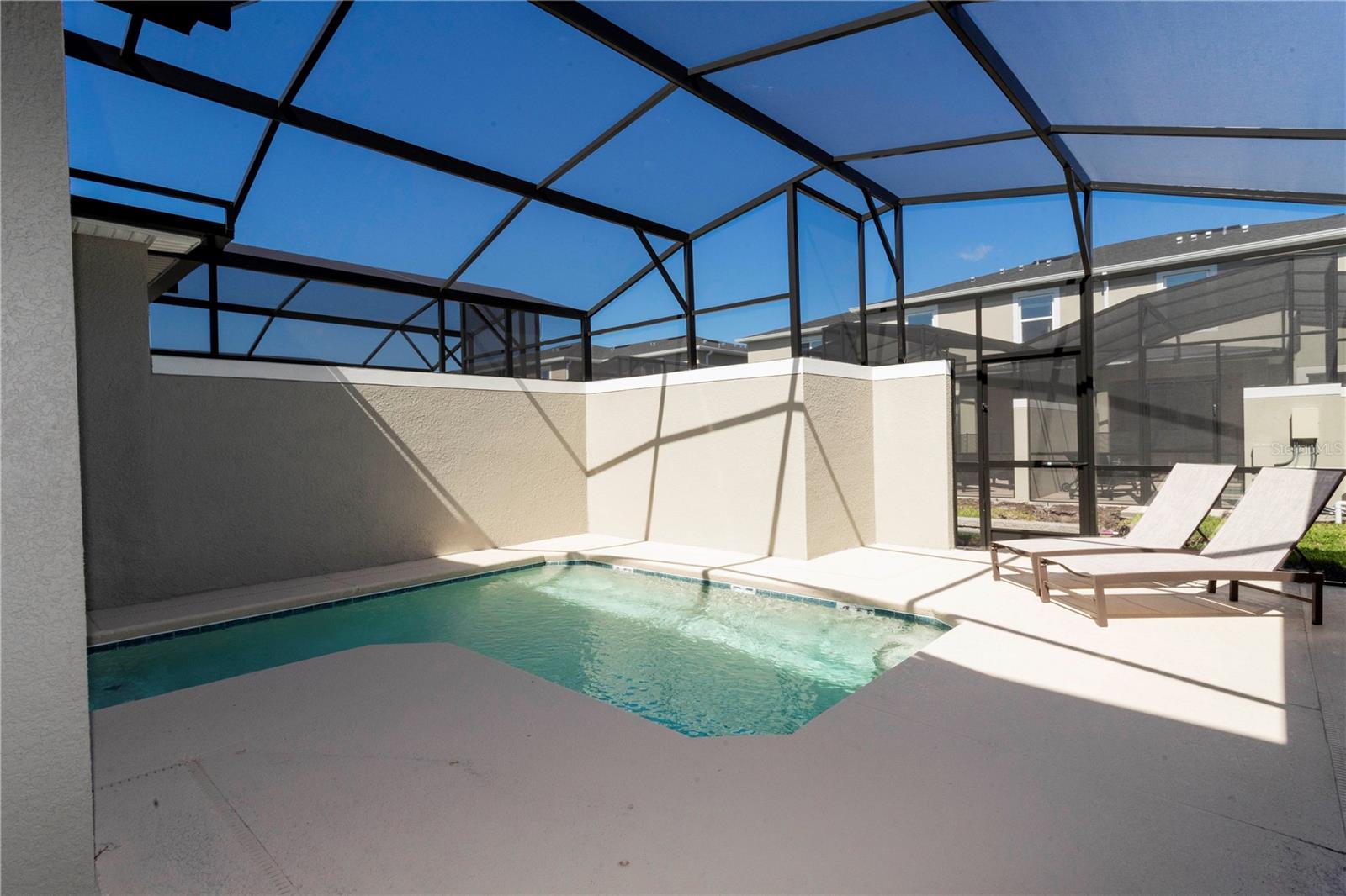 COVE/STOREY LAKE IV - Residential