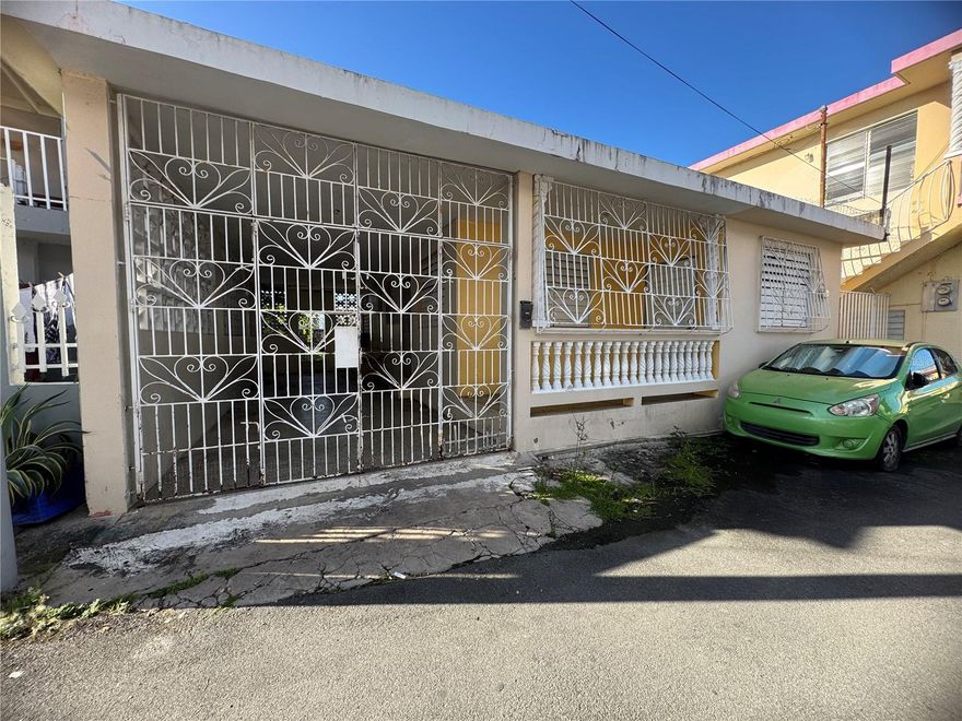 Cozy residence with easy access to PR 165. It features 3 bedrooms, one bathroom, living room, kitchen, dining room, balcony, and a two-car carport. The property is located on a quiet area. The property is conveniently located near pharmacies, hospitals, supermarkets, schools, shopping centers, the Cataño ferry, restaurants, the Cataño boardwalk, and much more. Don't miss this opportunity to make your dream a reality. Call now to schedule your appointment. A pre-qualification letter or proof of funds is required.