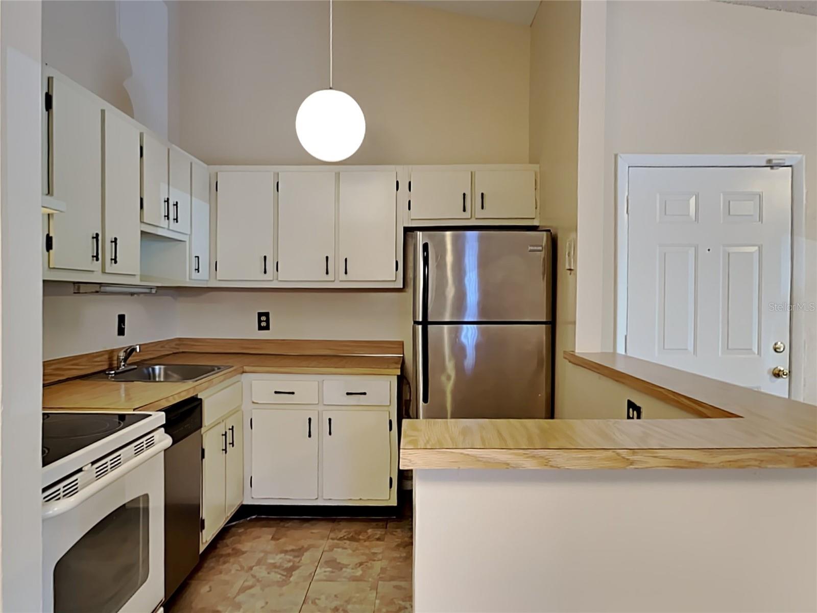 LAKEVIEW CONDO 05 - Residential Lease