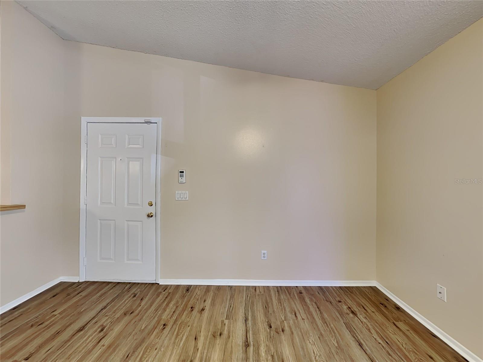 LAKEVIEW CONDO 05 - Residential Lease