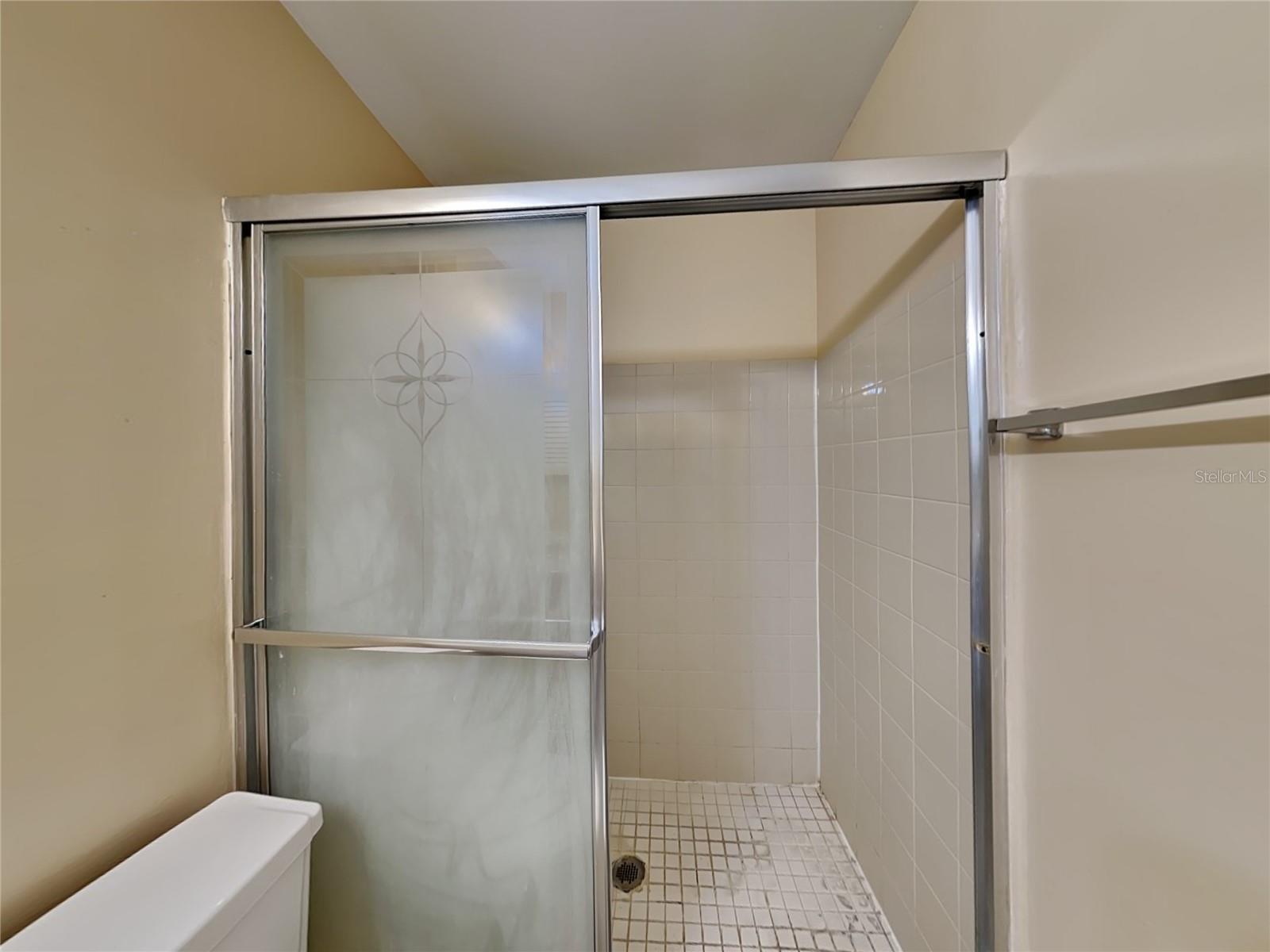 LAKEVIEW CONDO 05 - Residential Lease