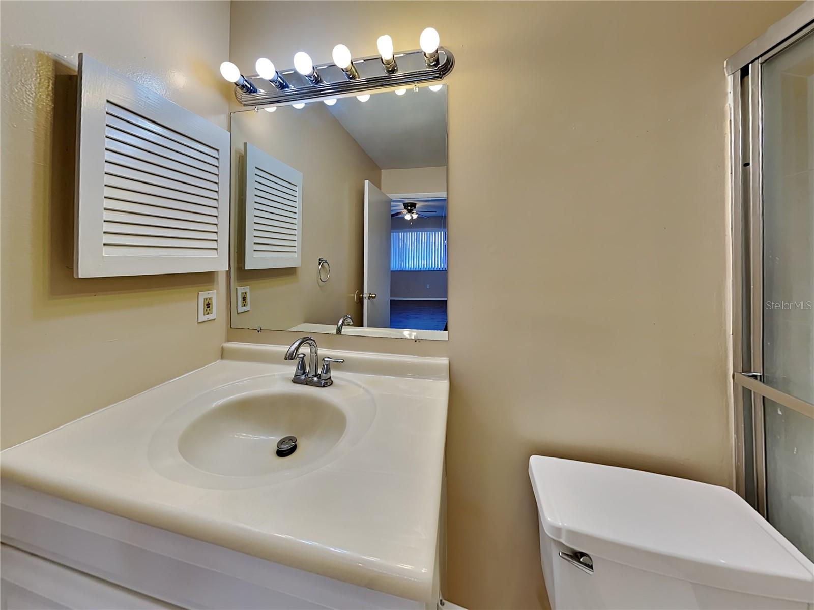 LAKEVIEW CONDO 05 - Residential Lease