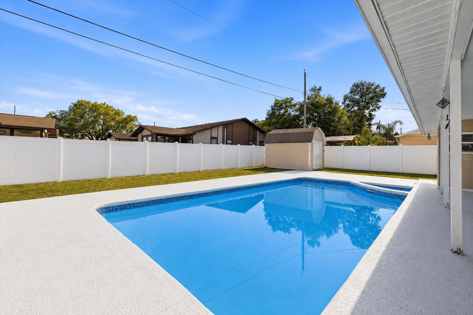 WHISPERING OAKS - Residential