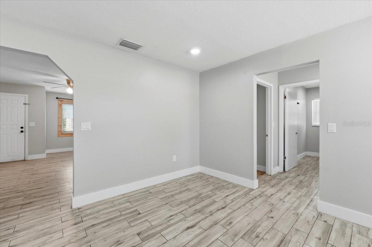 WHISPERING OAKS - Residential