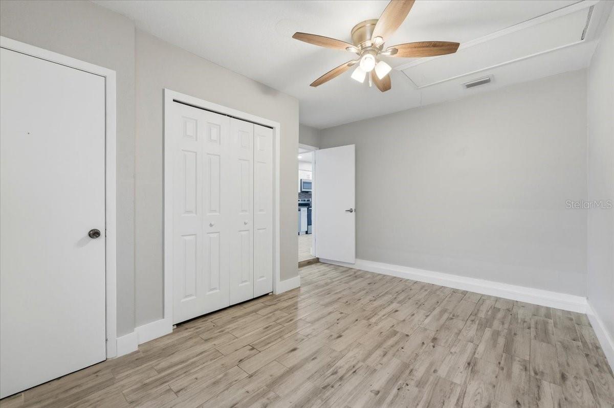 WHISPERING OAKS - Residential