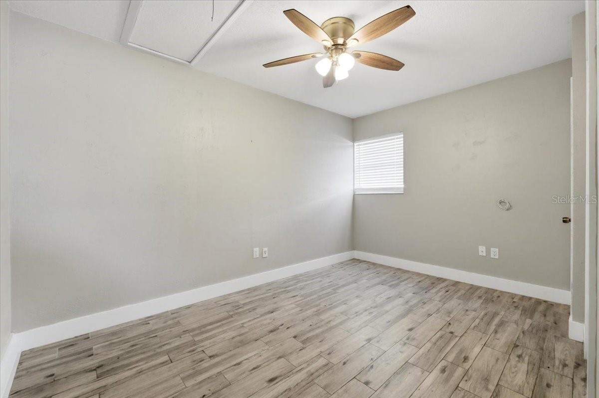 WHISPERING OAKS - Residential