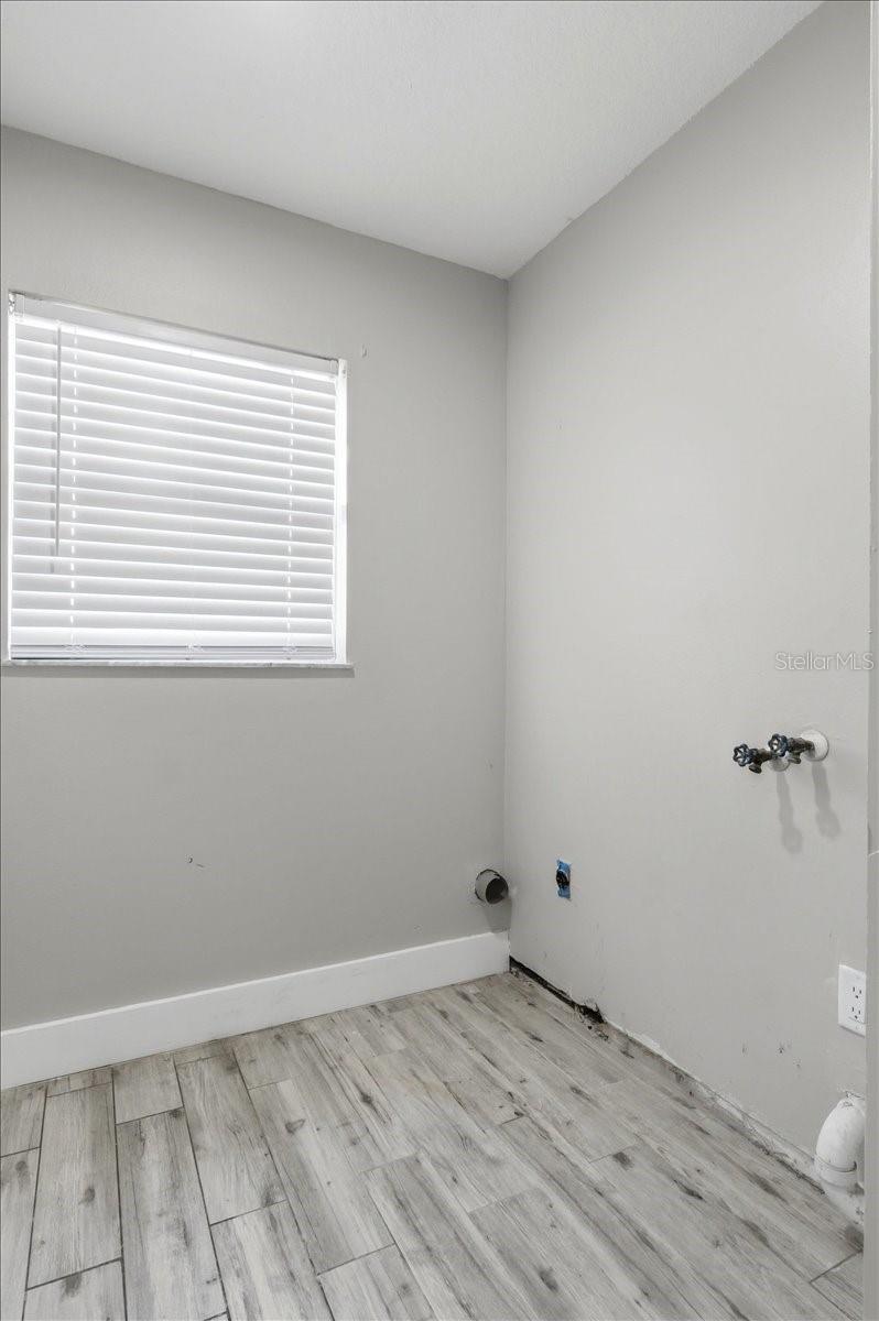 WHISPERING OAKS - Residential