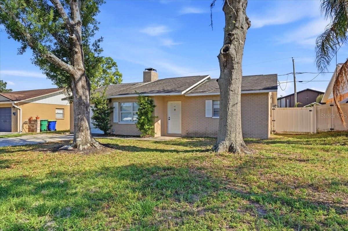 WHISPERING OAKS - Residential