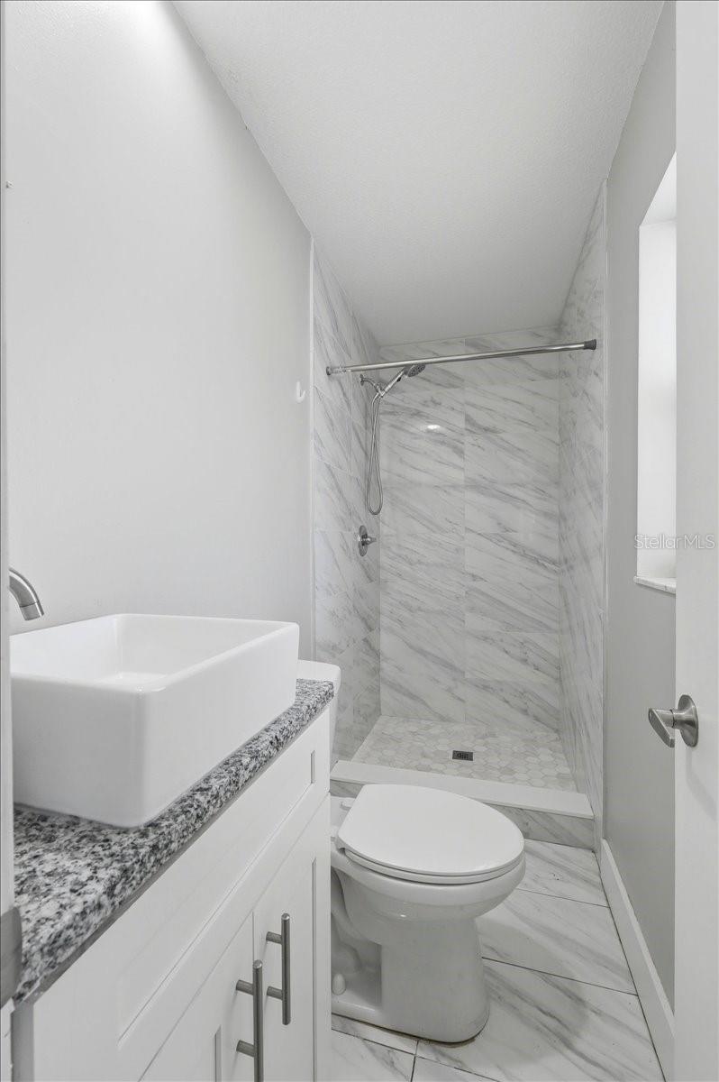 WHISPERING OAKS - Residential