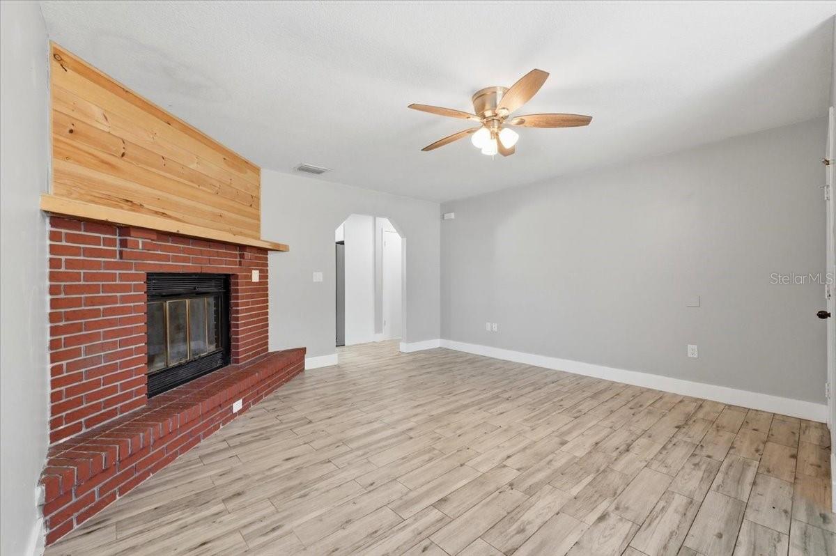 WHISPERING OAKS - Residential