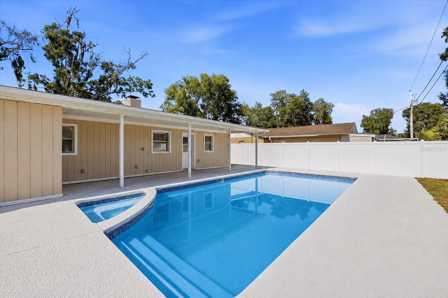 WHISPERING OAKS - Residential