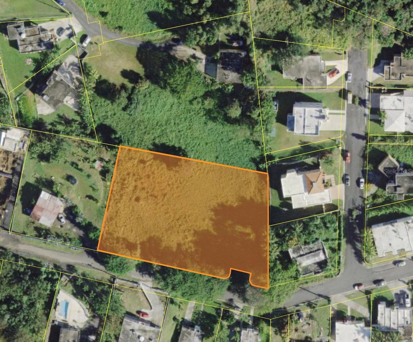 Large lot in the Cambalache neighborhood. The lot measures 3,759 square meters. It has highway access. We have site plans to make the process easier. This is a quiet area with easy access and is minutes from Route 66