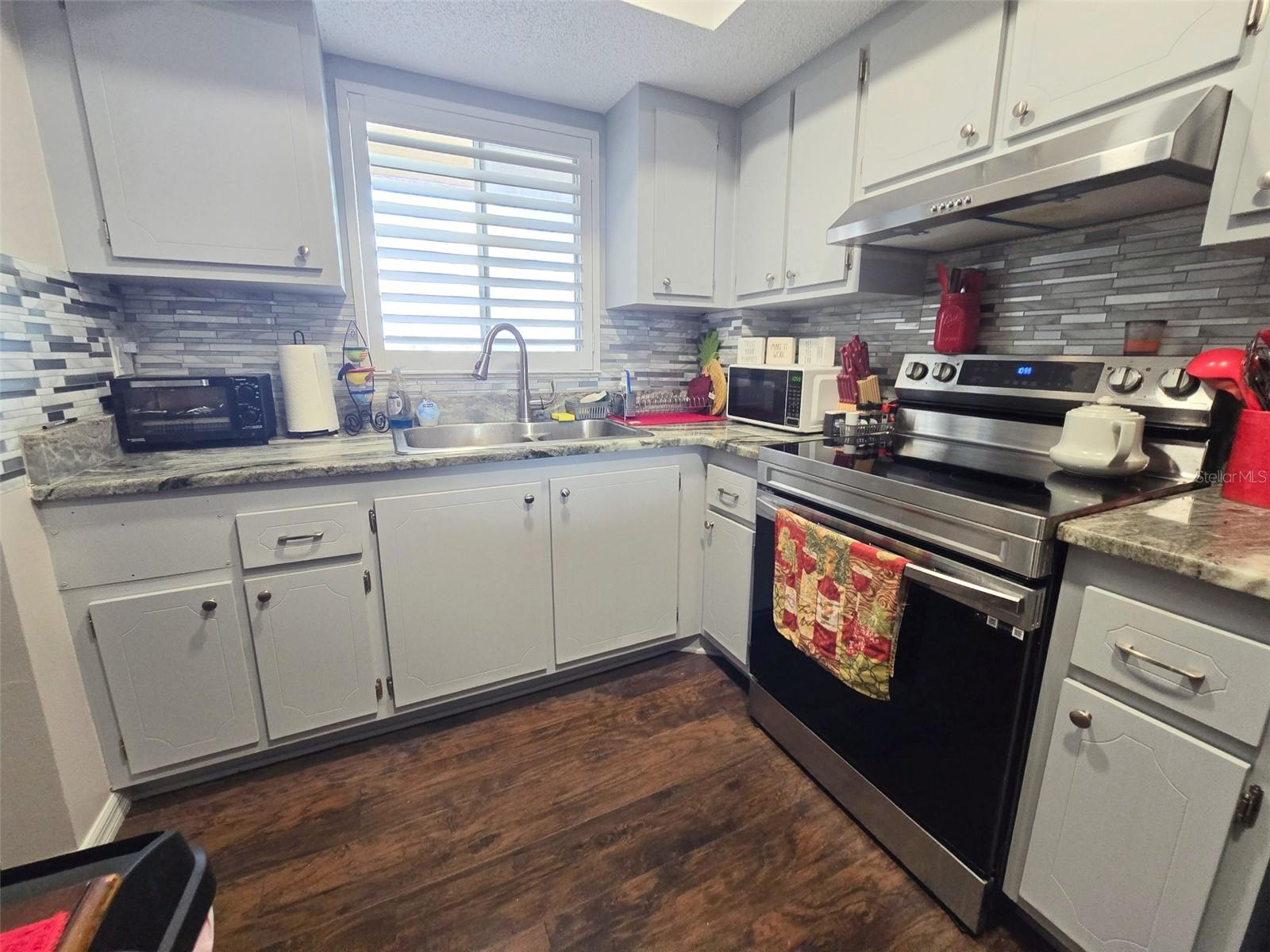 BAYSHORE ON THE LAKE APTS SEC 3 - Residential Lease