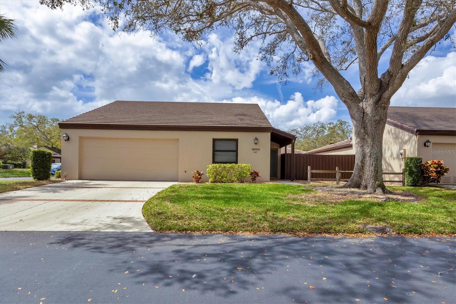 3933 GLEN OAKS MANOR DRIVE