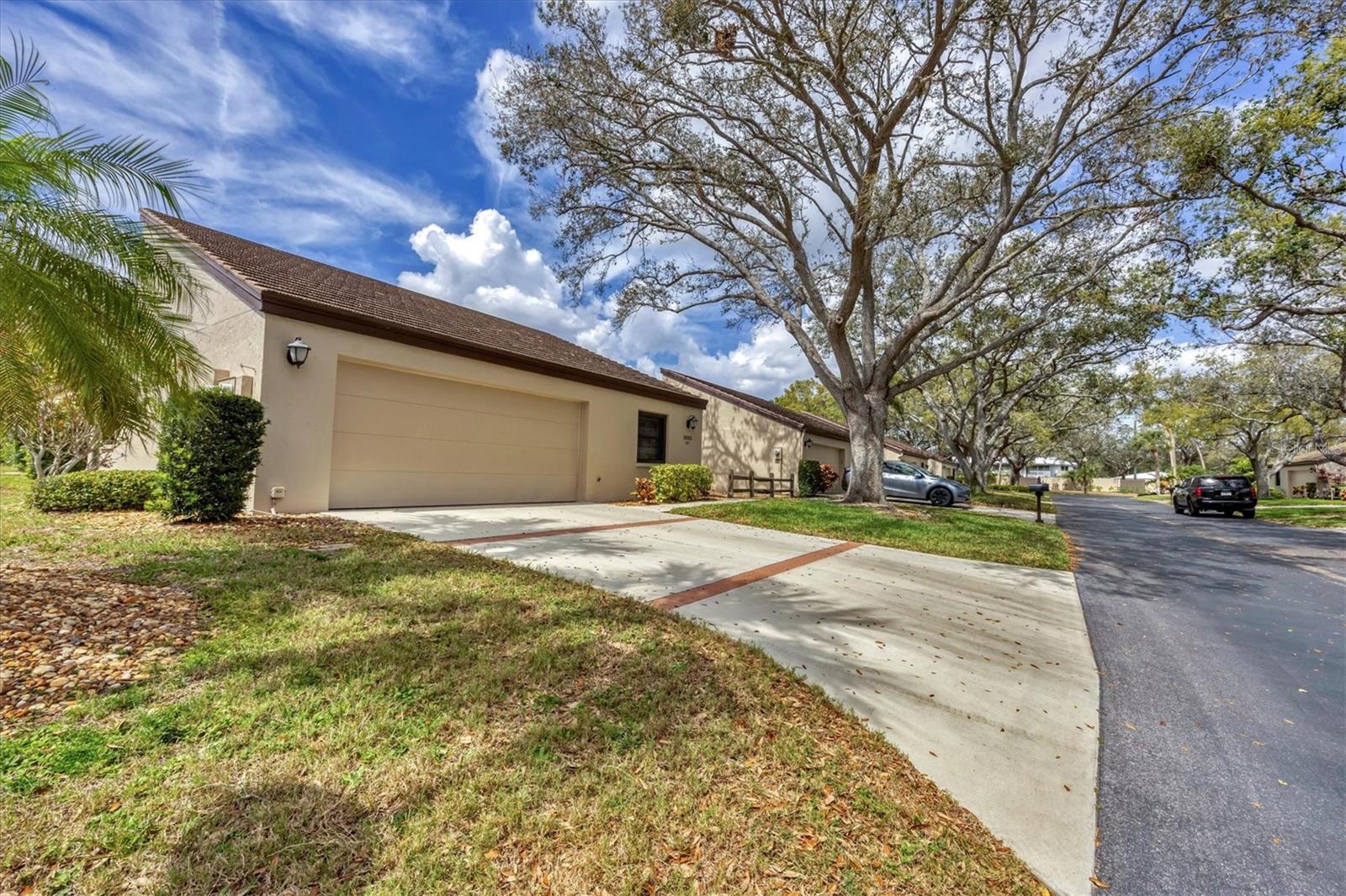 3933 GLEN OAKS MANOR DRIVE