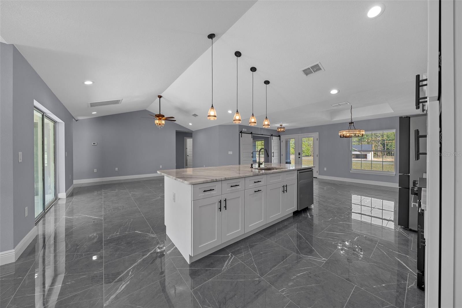 ROLLING HILLS - Residential