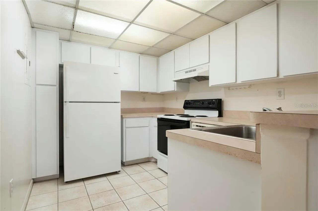 PROMENADES WEST - Residential Lease