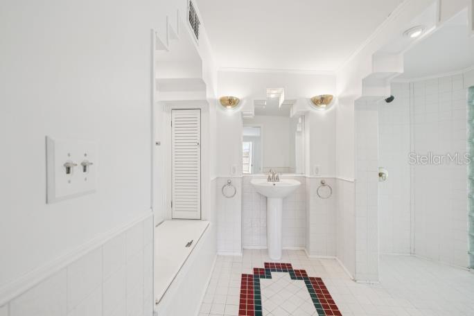 COUNTRY RUN UNIT 1 - Residential