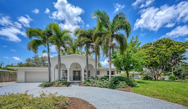 2465 FOSTER LN, SARASOTA, FL 34239 - Image dec78d31ebc8410ef4faef9ba6b0bbaf/619622392
