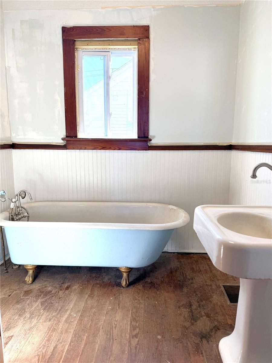 ROGERS SEABREEZE - Residential