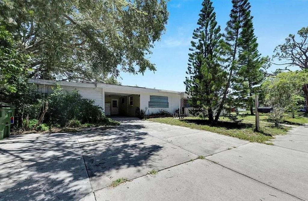 Photo of 2695 S East Avenue, Sarasota, FL 34239 (MLS # O6391028)